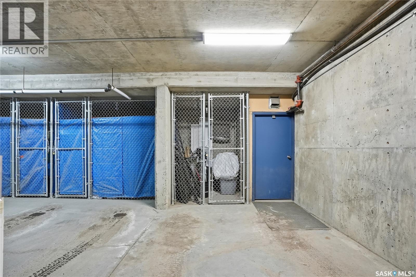 202 311 Clarence Avenue S, Saskatoon, SK - Indoor Photo Showing Garage