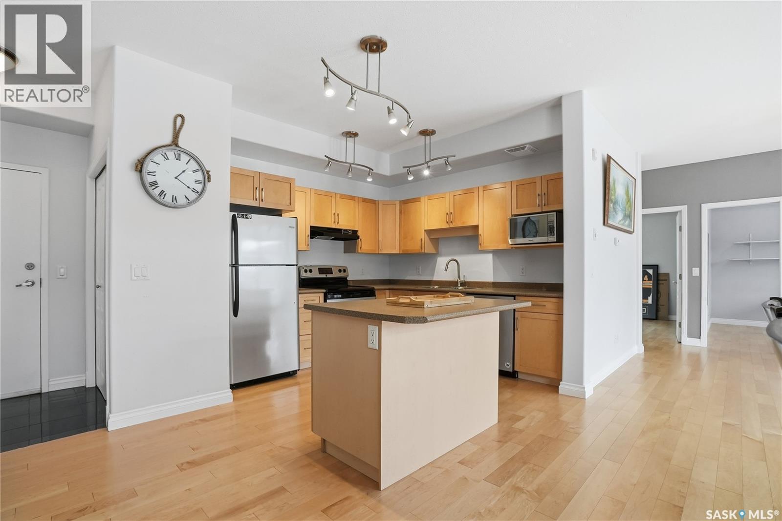 202 311 Clarence Avenue S, Saskatoon, SK - Indoor Photo Showing Kitchen