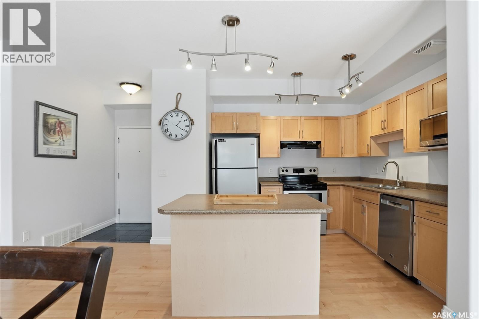 202 311 Clarence Avenue S, Saskatoon, SK - Indoor Photo Showing Kitchen