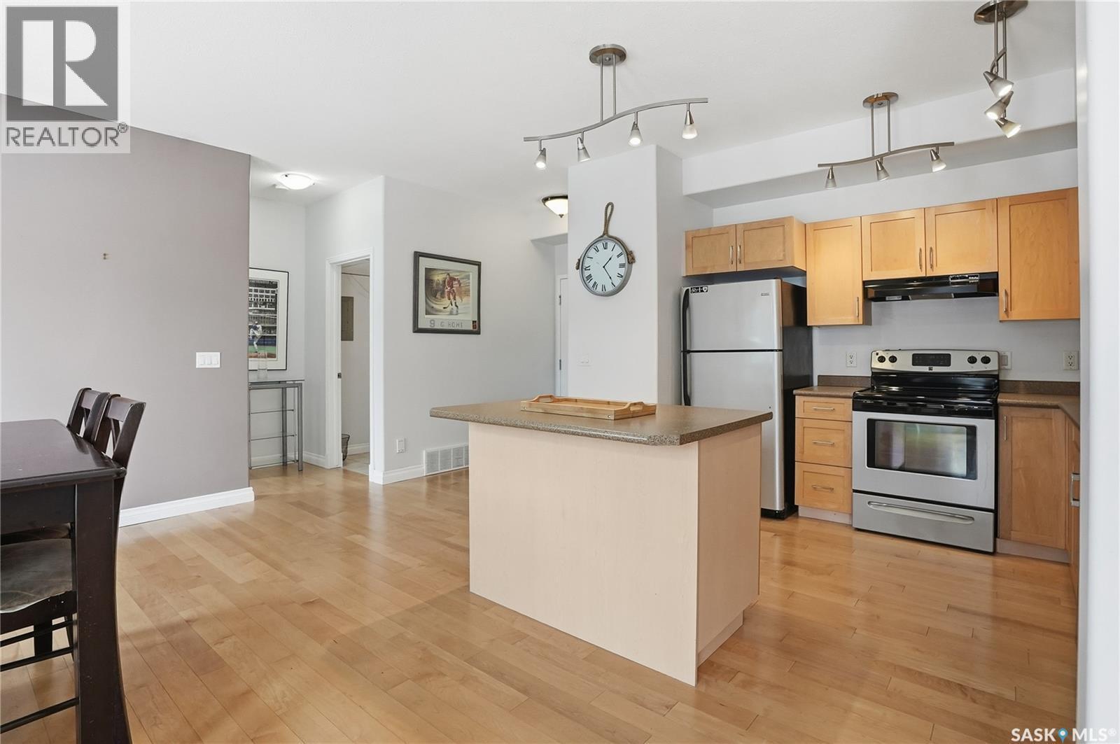 202 311 Clarence Avenue S, Saskatoon, SK - Indoor Photo Showing Kitchen