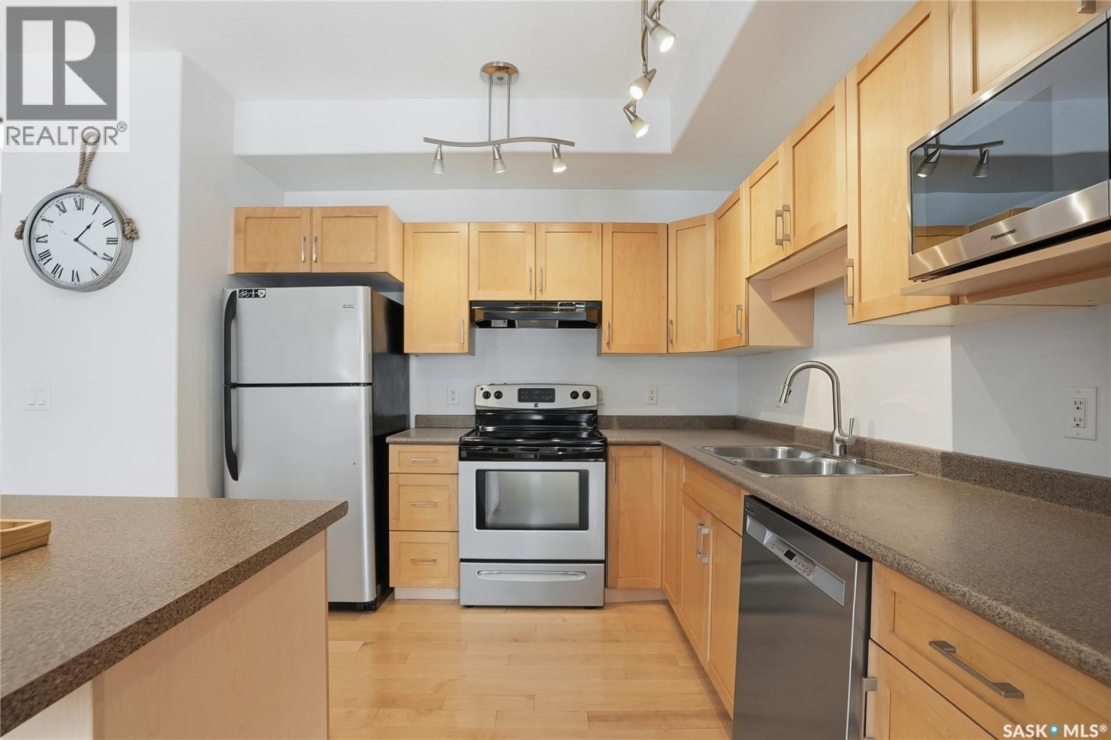 202 311 Clarence Avenue S, Saskatoon, SK - Indoor Photo Showing Kitchen With Double Sink