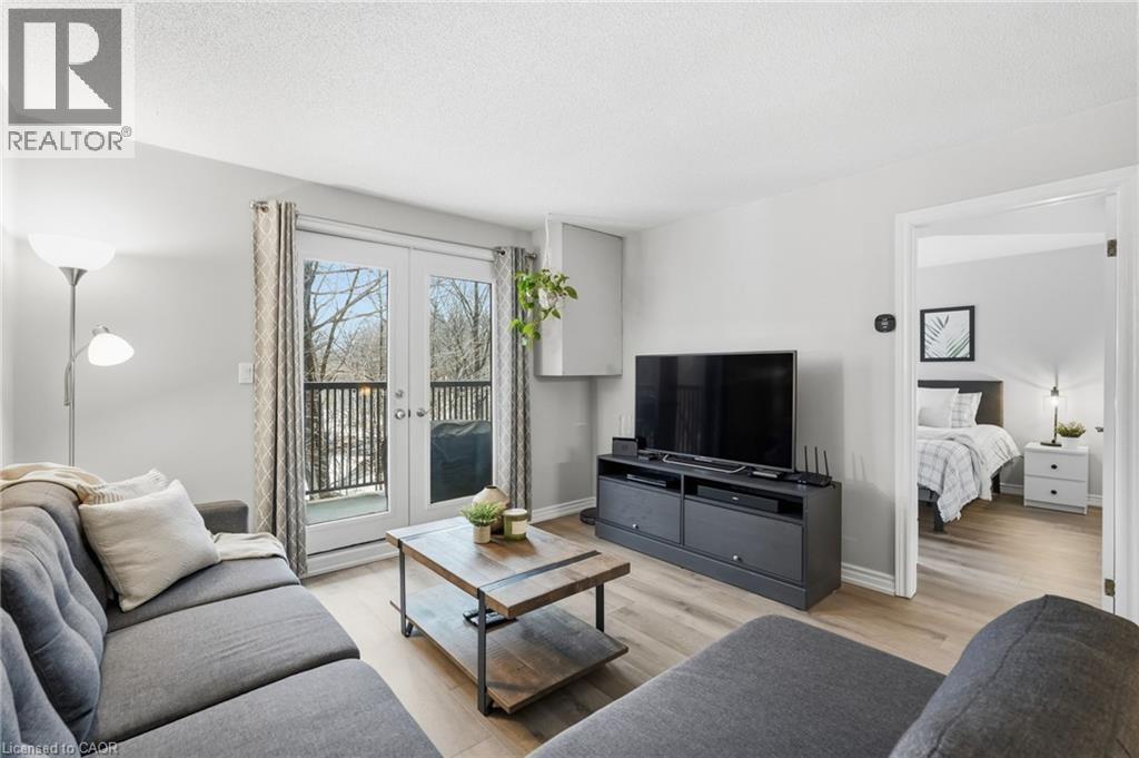 2040 Cleaver Avenue Unit# 315, Burlington, ON - Indoor Photo Showing Living Room