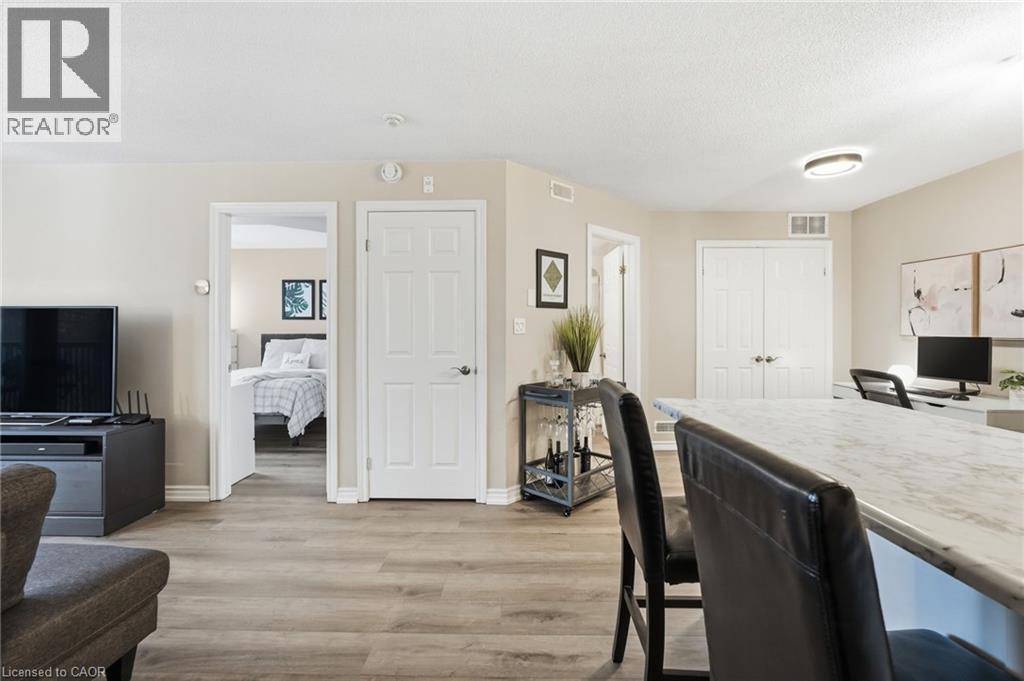 2040 Cleaver Avenue Unit# 315, Burlington, ON - Indoor Photo Showing Living Room