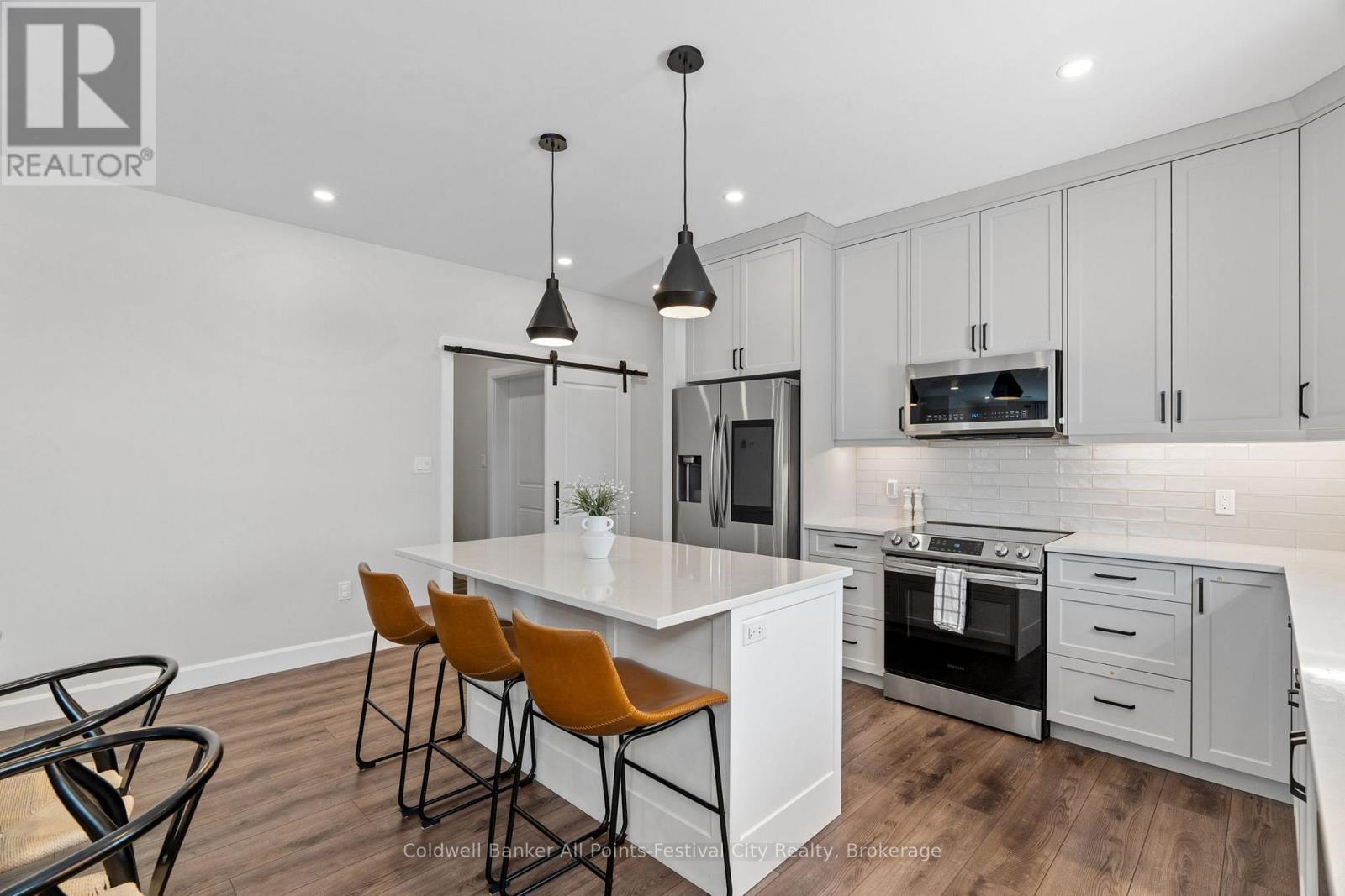 451 Woodridge Drive, Goderich (Goderich (Town)), ON - Indoor Photo Showing Kitchen With Upgraded Kitchen