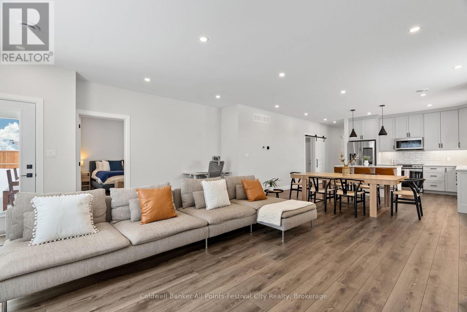 451 Woodridge Drive, Goderich (Goderich (Town)), ON - Indoor Photo Showing Living Room