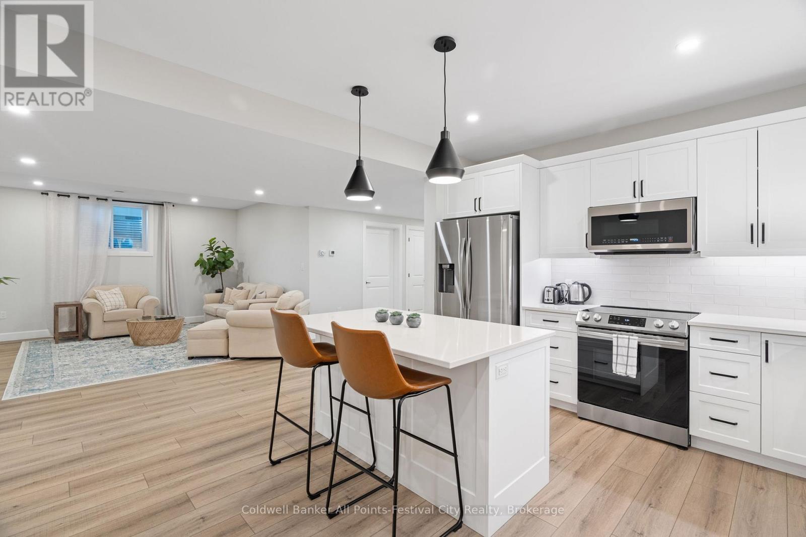 451 Woodridge Drive, Goderich (Goderich (Town)), ON - Indoor Photo Showing Kitchen With Upgraded Kitchen