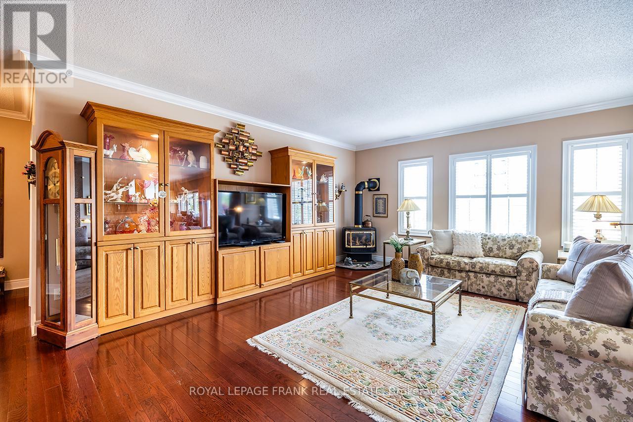 202 Southcrest Drive, Kawartha Lakes (Mariposa), ON - Indoor Photo Showing Living Room