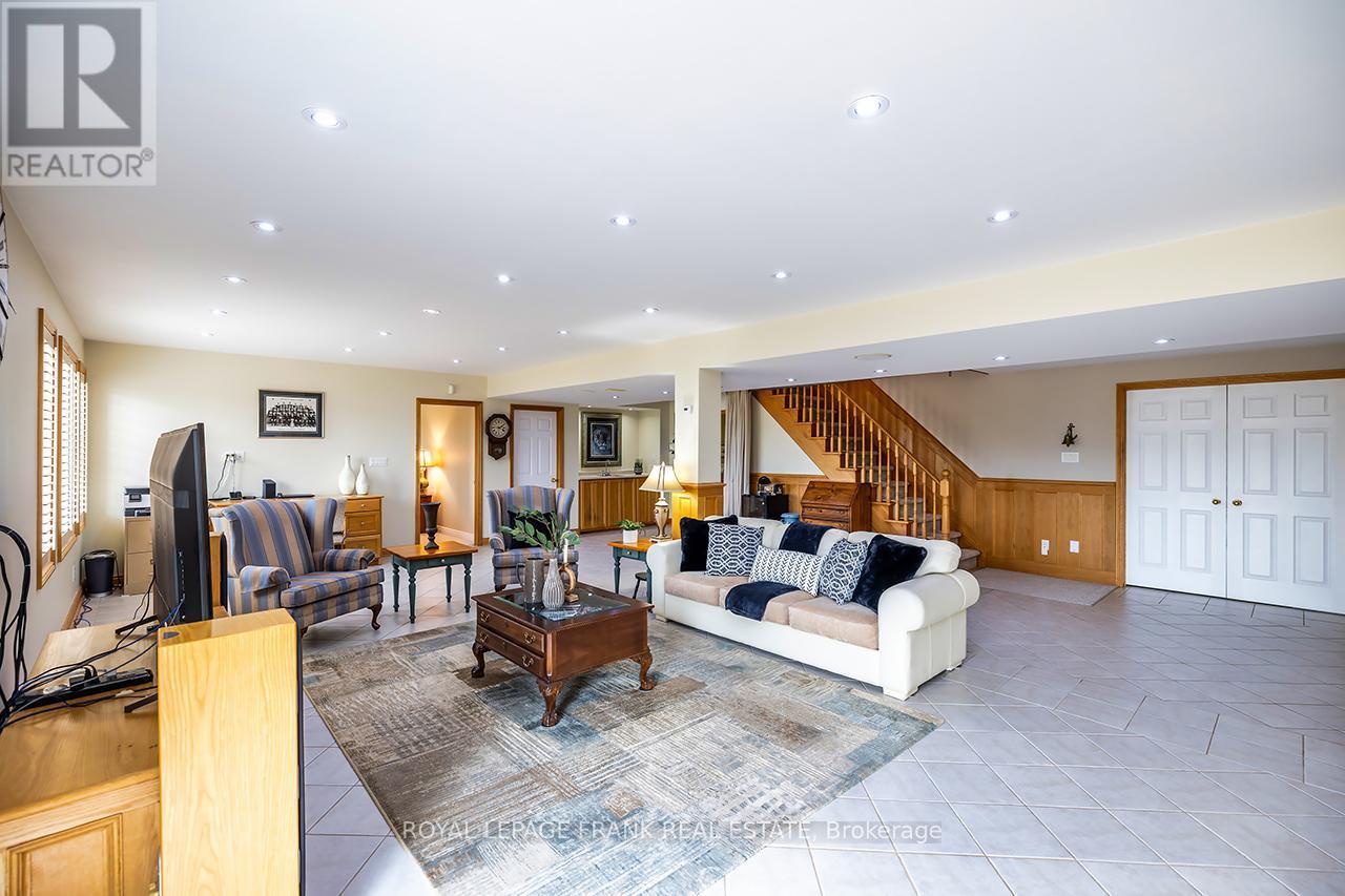 202 Southcrest Drive, Kawartha Lakes (Mariposa), ON - Indoor Photo Showing Living Room