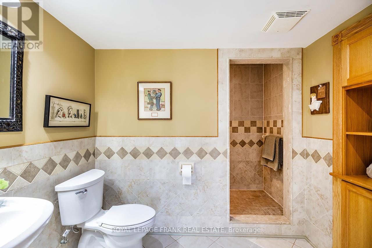 202 Southcrest Drive, Kawartha Lakes (Mariposa), ON - Indoor Photo Showing Bathroom