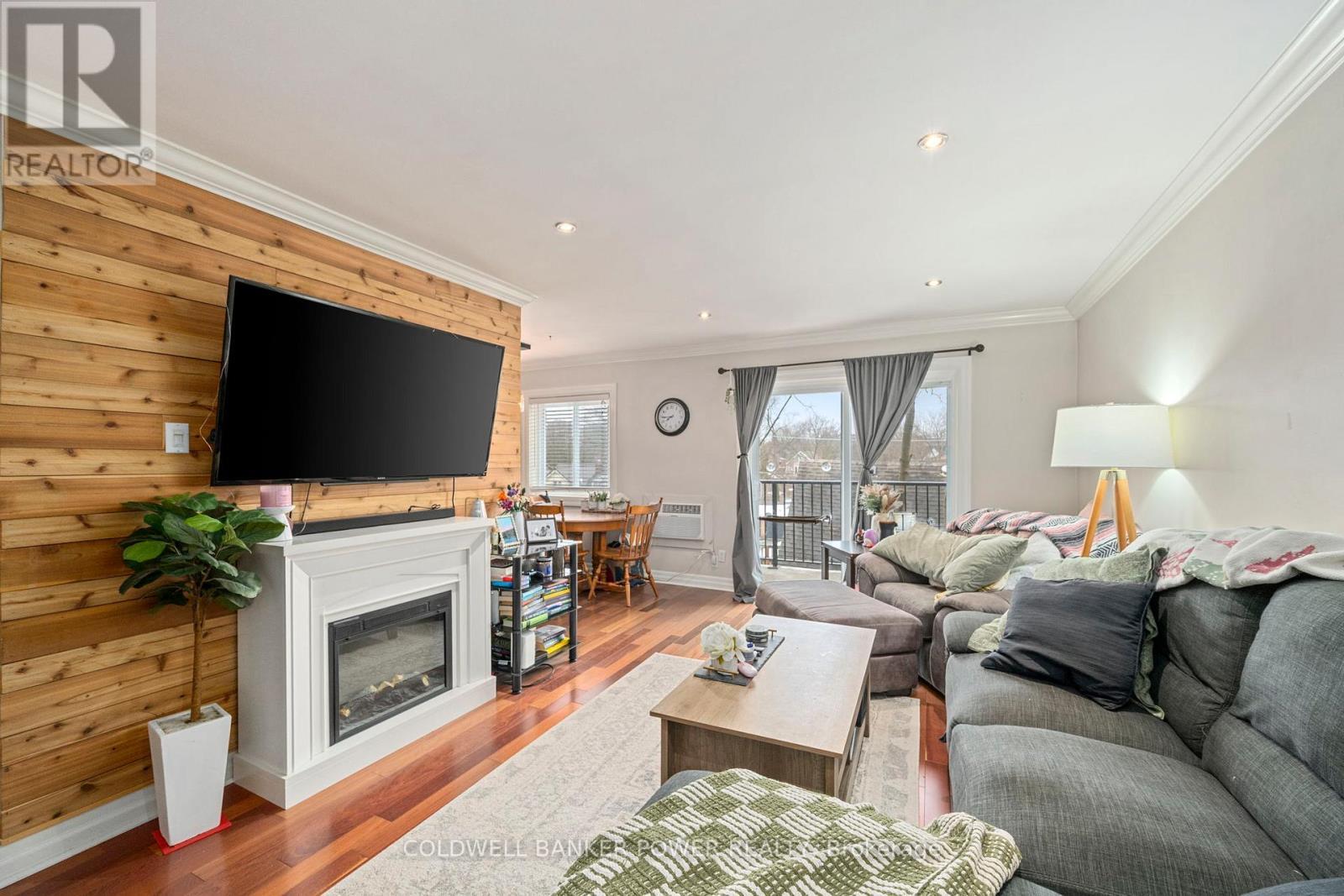 403 - 570 William Street, London East (East F), ON - Indoor Photo Showing Living Room With Fireplace