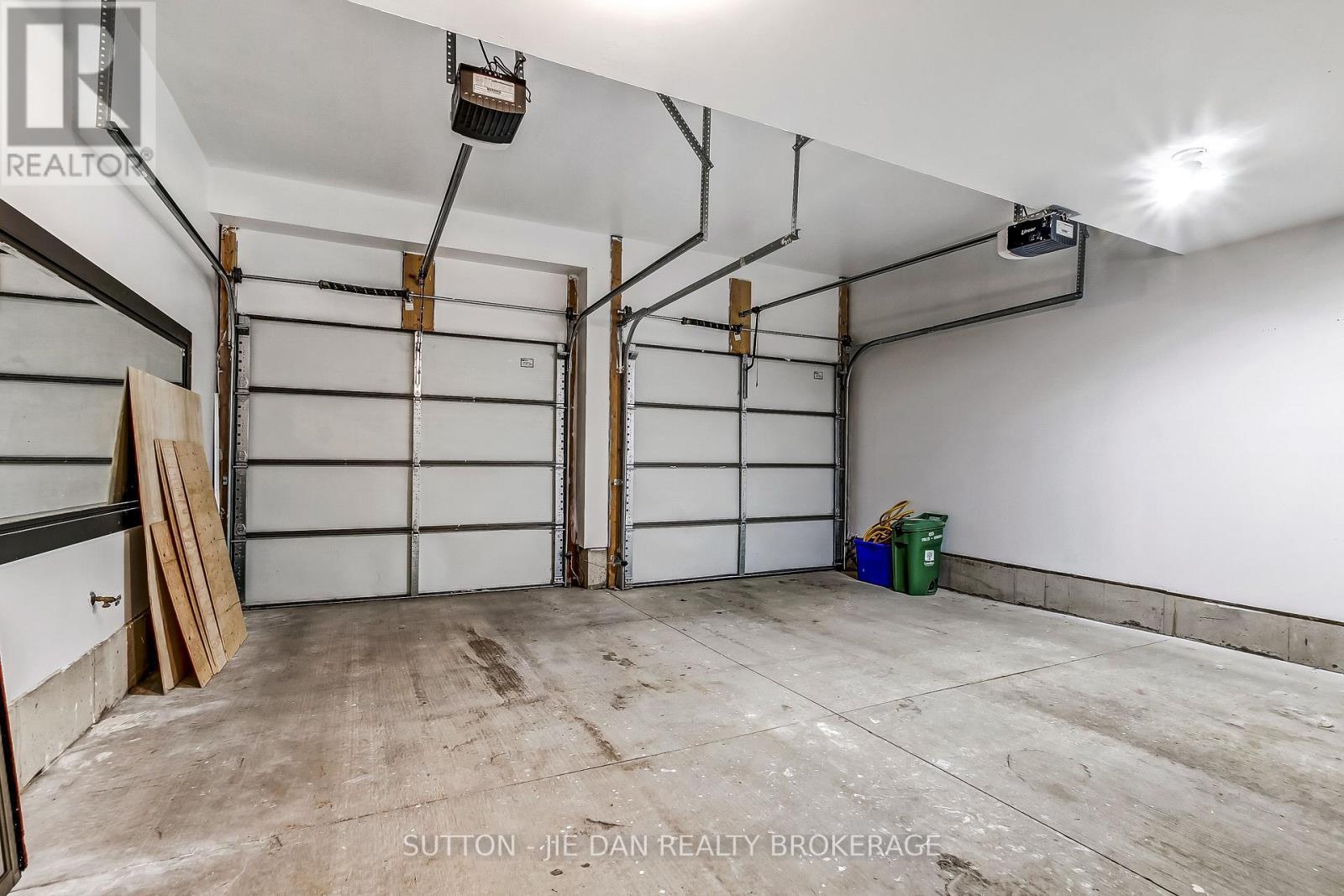 78 - 1960 Dalmagarry Road, London North (North E), ON - Indoor Photo Showing Garage