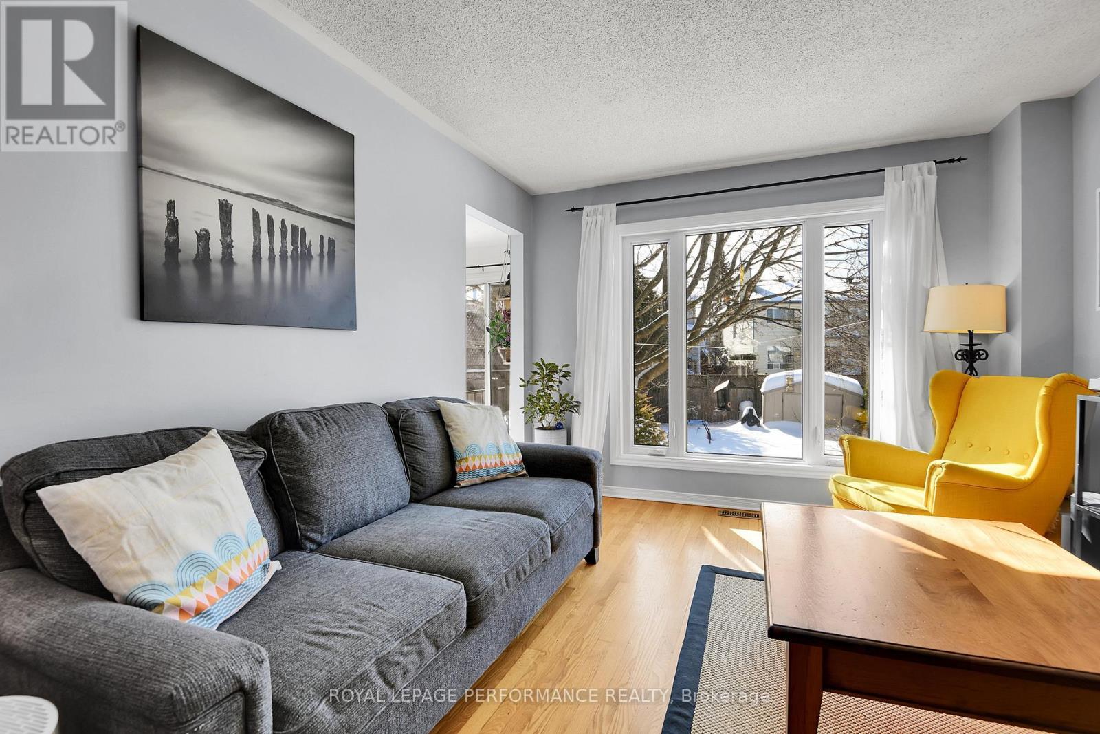 710 Hancock Crescent, Ottawa, ON - Indoor Photo Showing Living Room