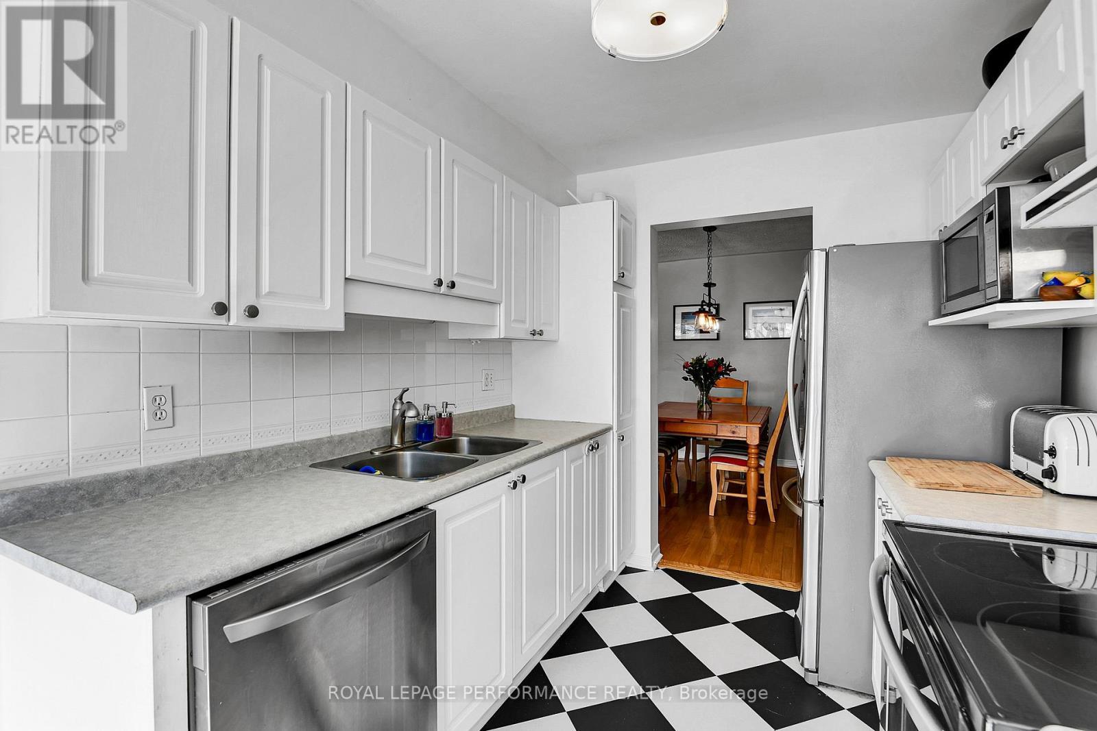 710 Hancock Crescent, Ottawa, ON - Indoor Photo Showing Kitchen With Double Sink
