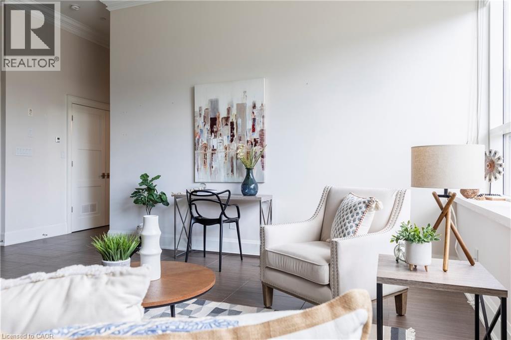 397 King Street W Unit# 207, Dundas, ON - Indoor Photo Showing Living Room