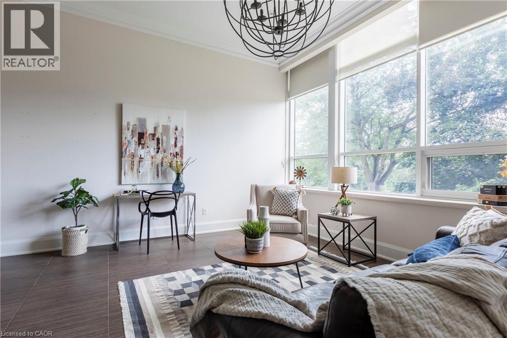 397 King Street W Unit# 207, Dundas, ON - Indoor Photo Showing Living Room