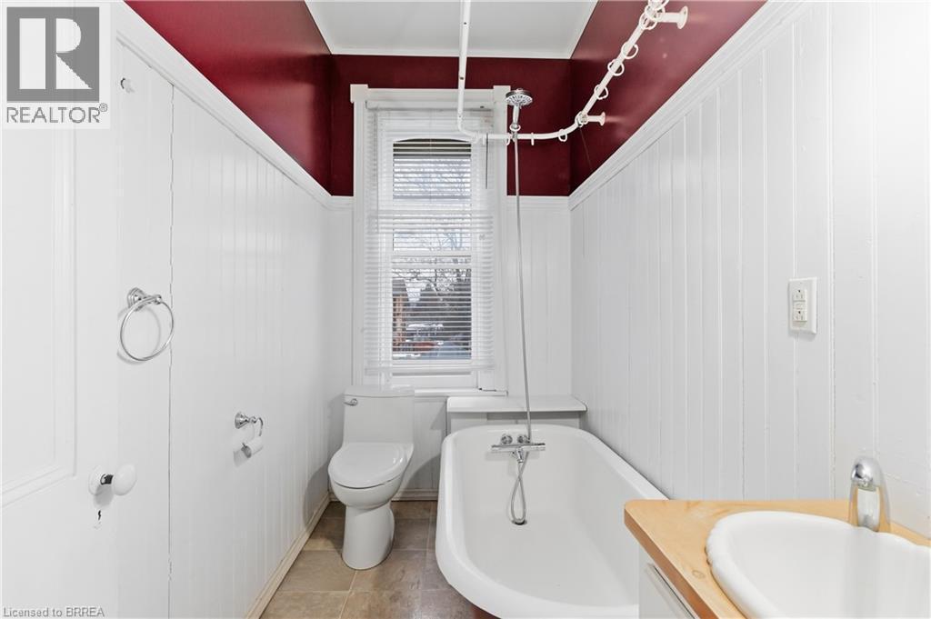 74 Pearl Street, Brantford, ON - Indoor Photo Showing Bathroom