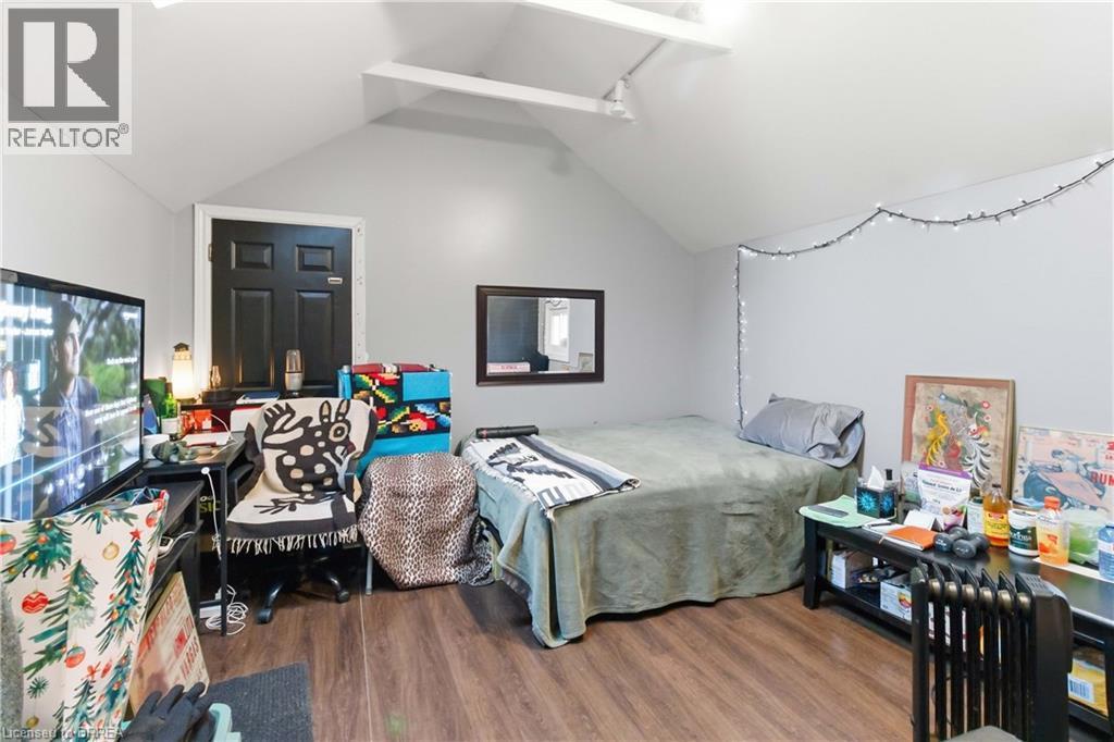 74 Pearl Street, Brantford, ON - Indoor Photo Showing Bedroom