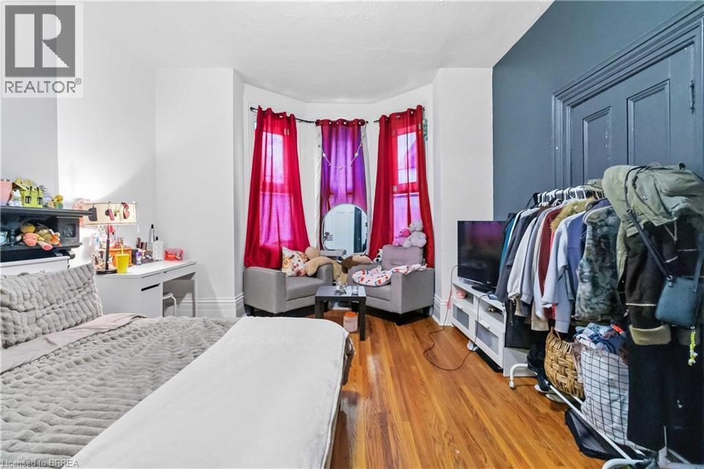 74 Pearl Street, Brantford, ON - Indoor Photo Showing Bedroom