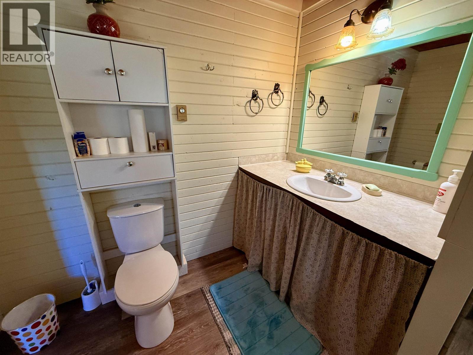 2875 Spout Lake Road, Lac La Hache, BC - Indoor Photo Showing Bathroom