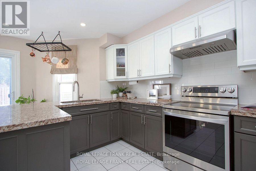 7 Winterberry Drive, Whitby (Rolling Acres), ON - Indoor Photo Showing Kitchen With Upgraded Kitchen