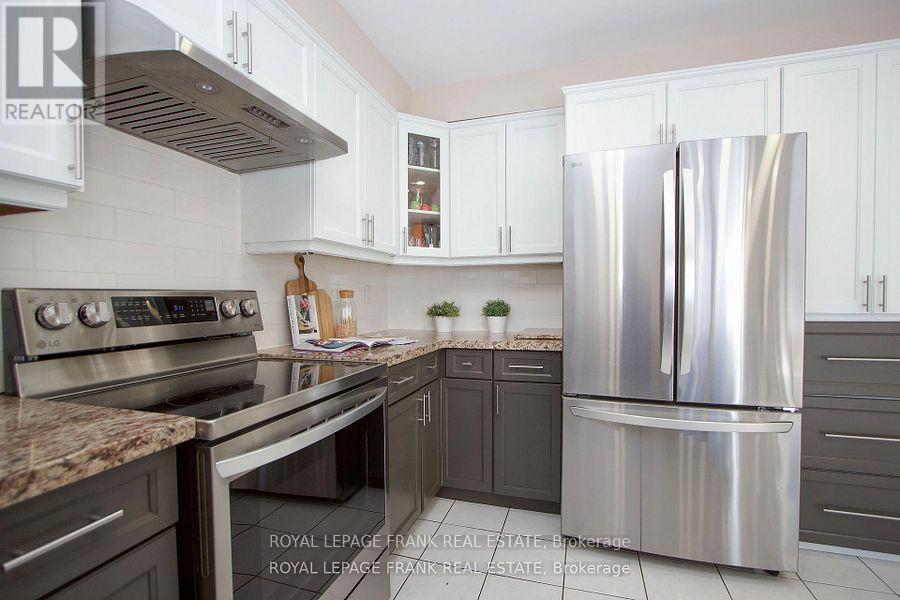 7 Winterberry Drive, Whitby (Rolling Acres), ON - Indoor Photo Showing Kitchen