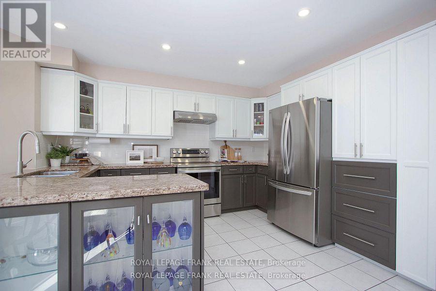 7 Winterberry Drive, Whitby (Rolling Acres), ON - Indoor Photo Showing Kitchen