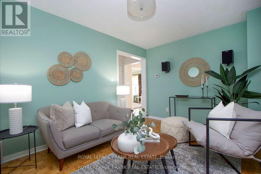 7 Winterberry Drive, Whitby (Rolling Acres), ON - Indoor Photo Showing Living Room