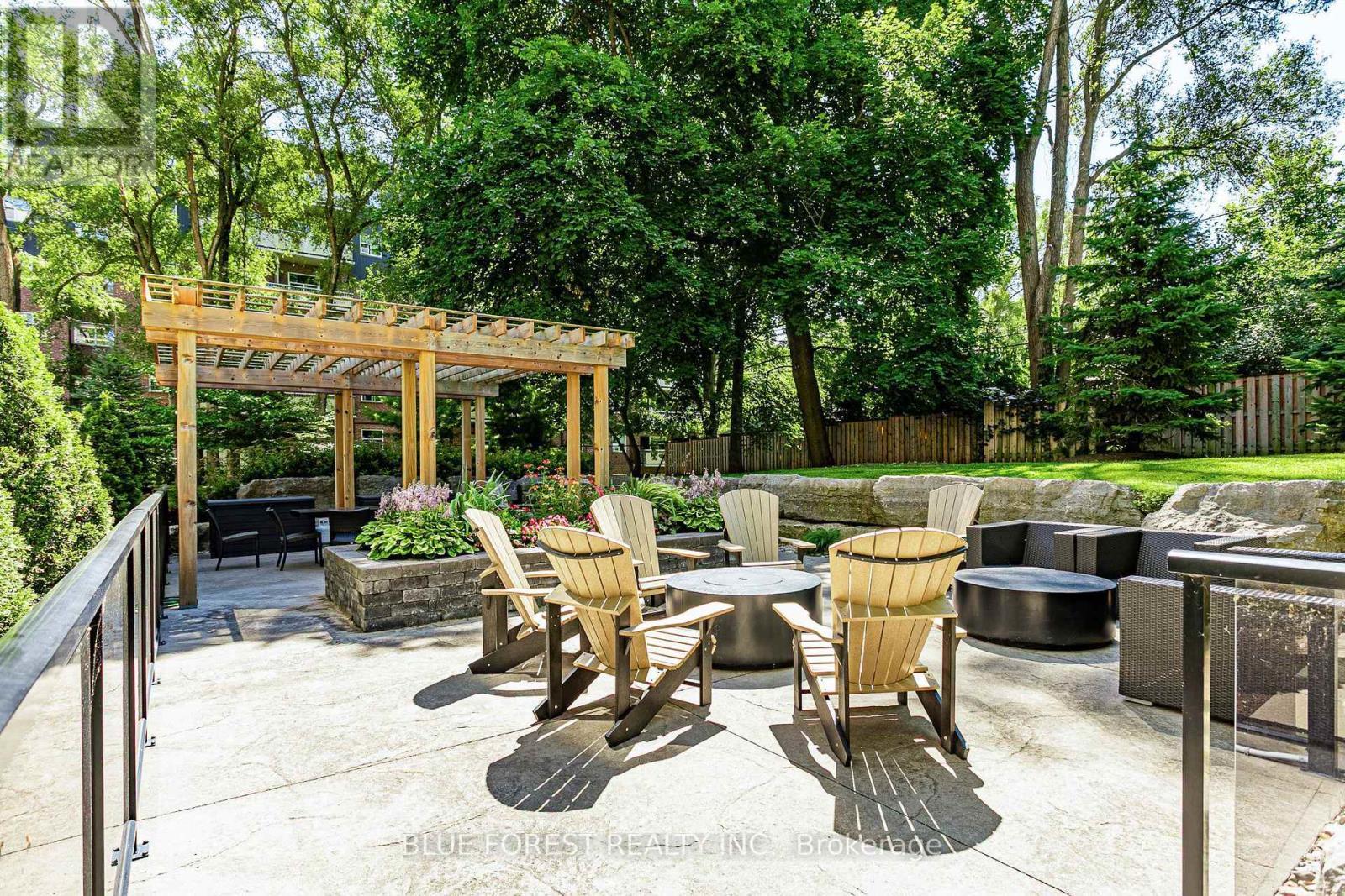 406 - 1200 Commissioners Road W, London South (South B), ON - Outdoor With Backyard