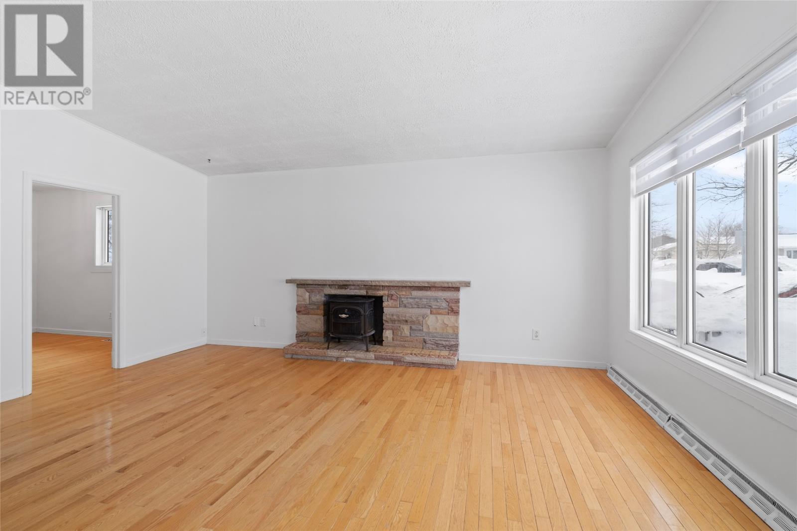 31 Neptune Road, St. John'S, NL - Indoor Photo Showing Living Room