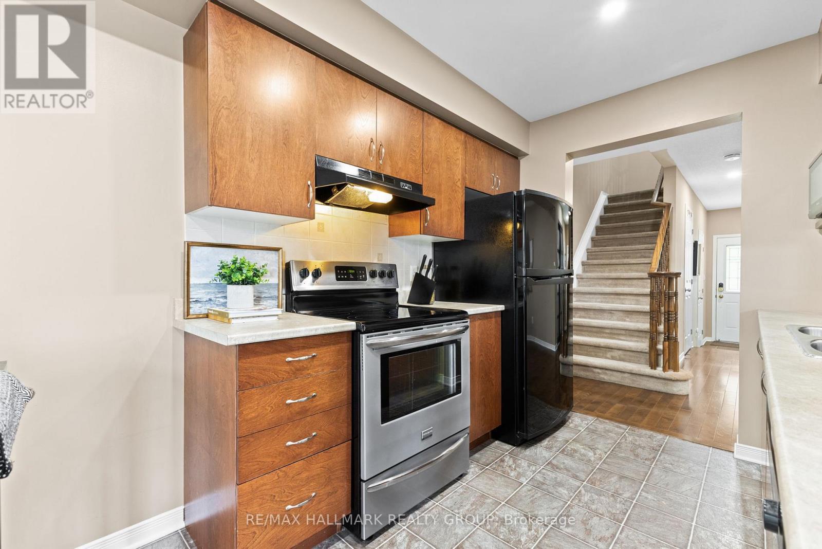404 Wisteria Crescent, Ottawa, ON - Indoor Photo Showing Kitchen