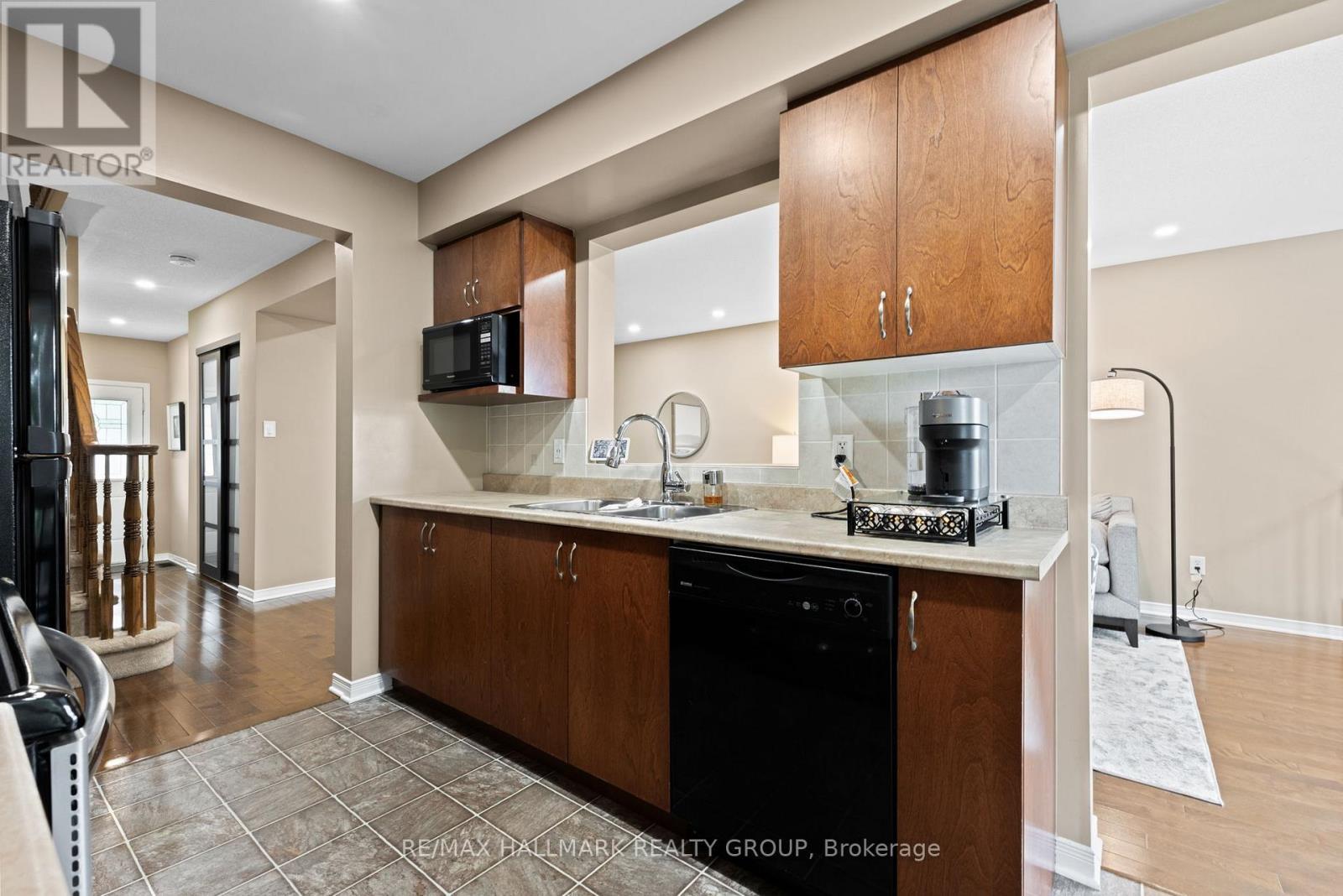 404 Wisteria Crescent, Ottawa, ON - Indoor Photo Showing Kitchen With Double Sink