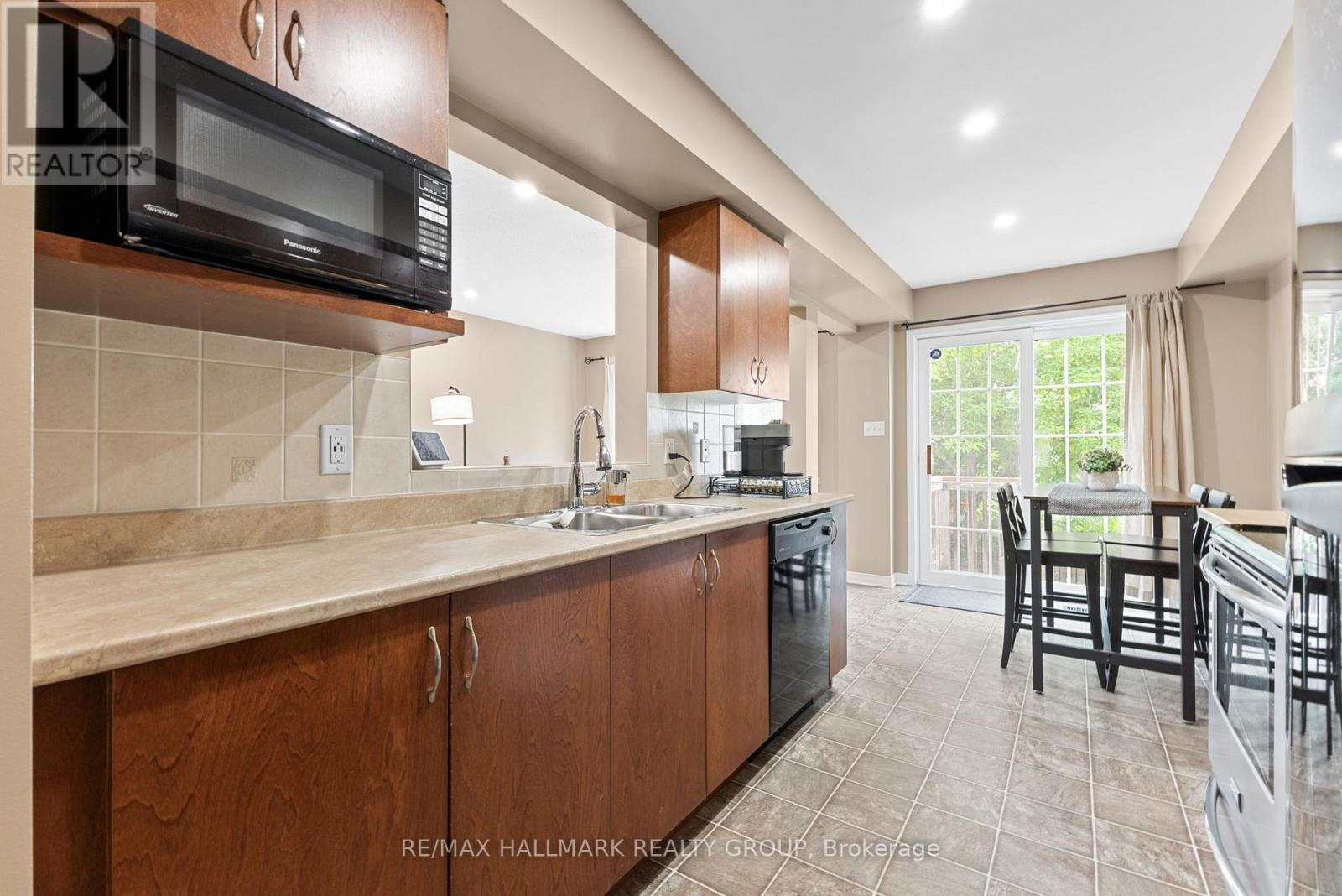 404 Wisteria Crescent, Ottawa, ON - Indoor Photo Showing Kitchen With Double Sink