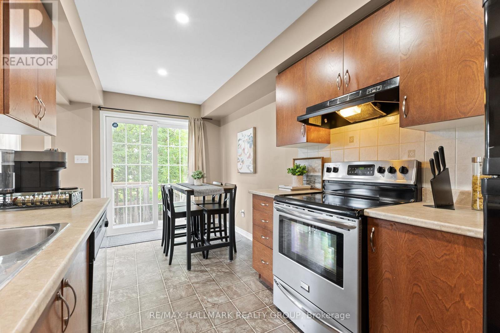 404 Wisteria Crescent, Ottawa, ON - Indoor Photo Showing Kitchen