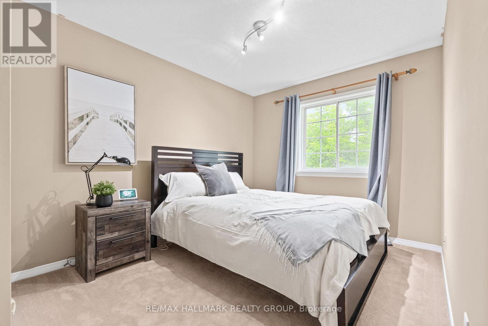 404 Wisteria Crescent, Ottawa, ON - Indoor Photo Showing Bedroom