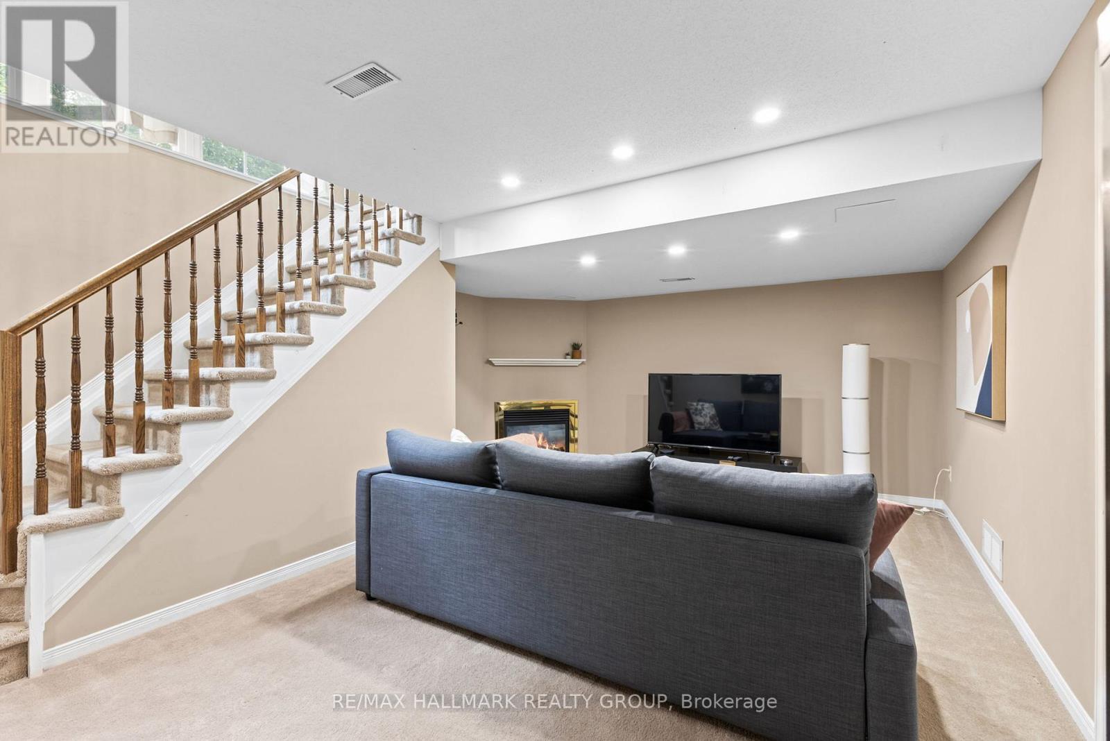 404 Wisteria Crescent, Ottawa, ON - Indoor Photo Showing Other Room