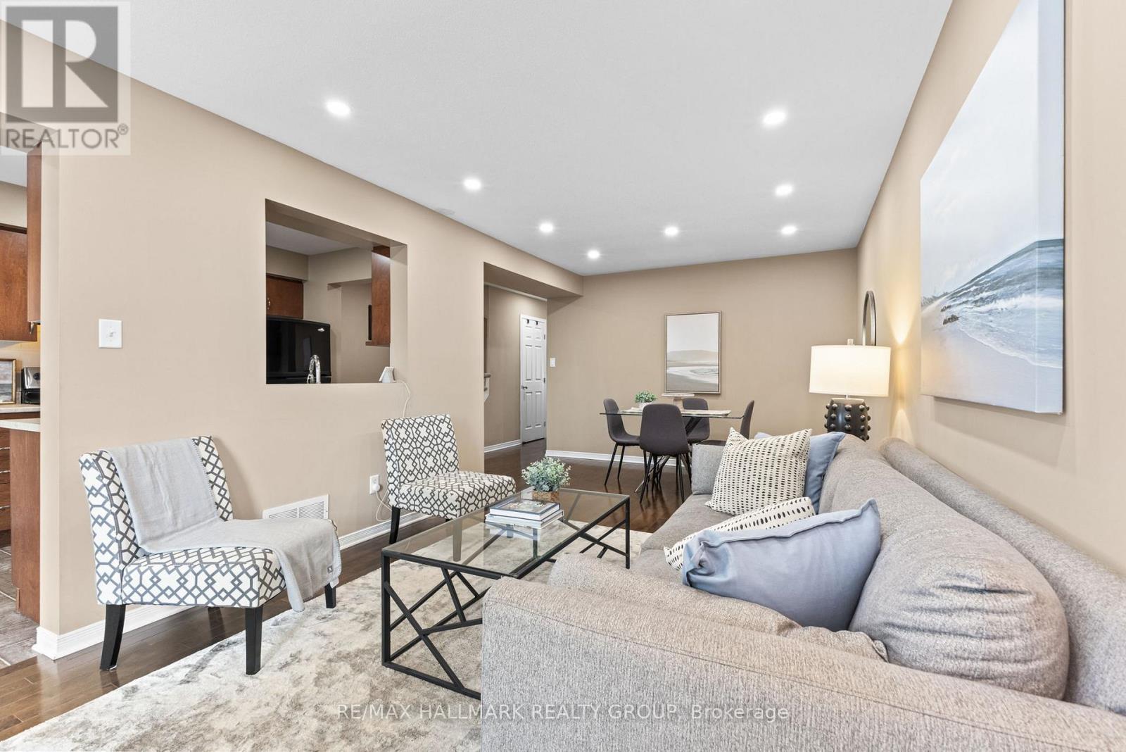 404 Wisteria Crescent, Ottawa, ON - Indoor Photo Showing Living Room