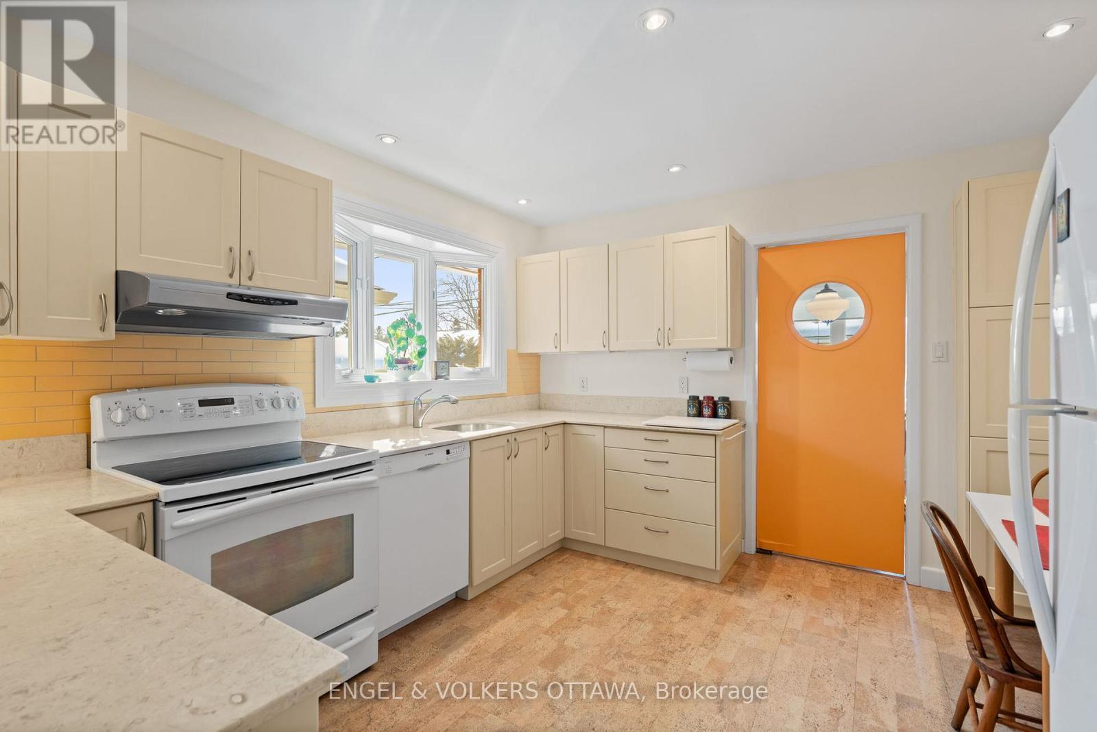 702 Dovercourt Avenue, Ottawa, ON - Indoor Photo Showing Kitchen