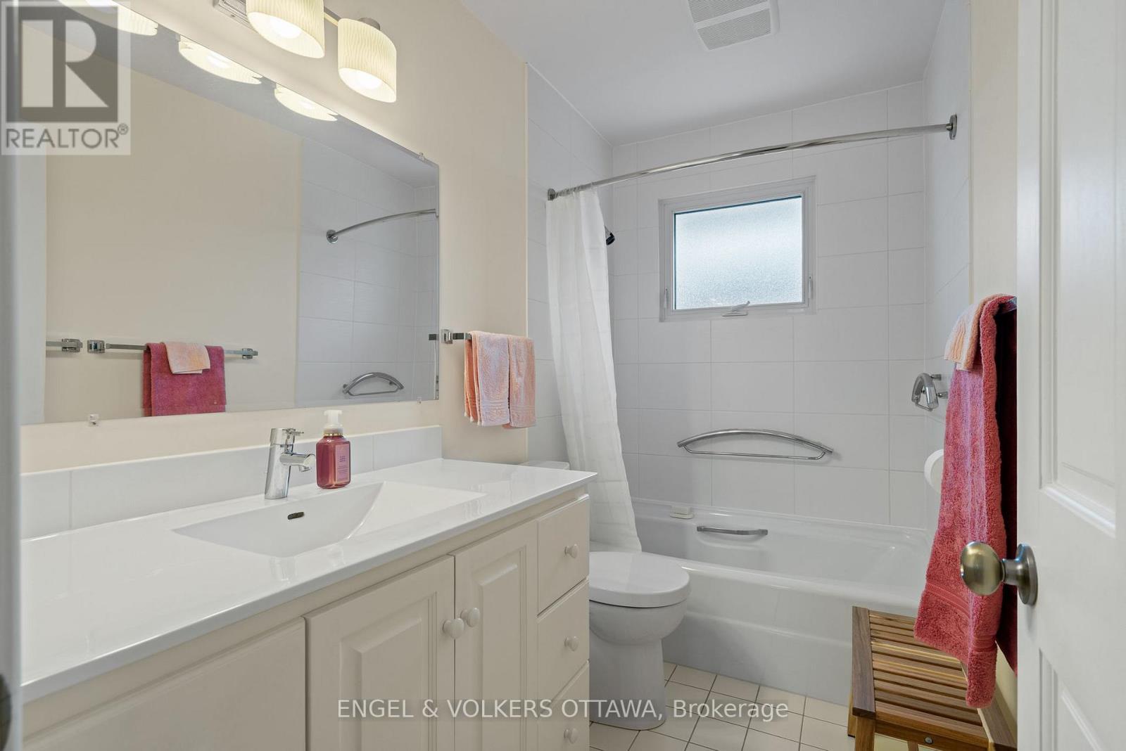 702 Dovercourt Avenue, Ottawa, ON - Indoor Photo Showing Bathroom