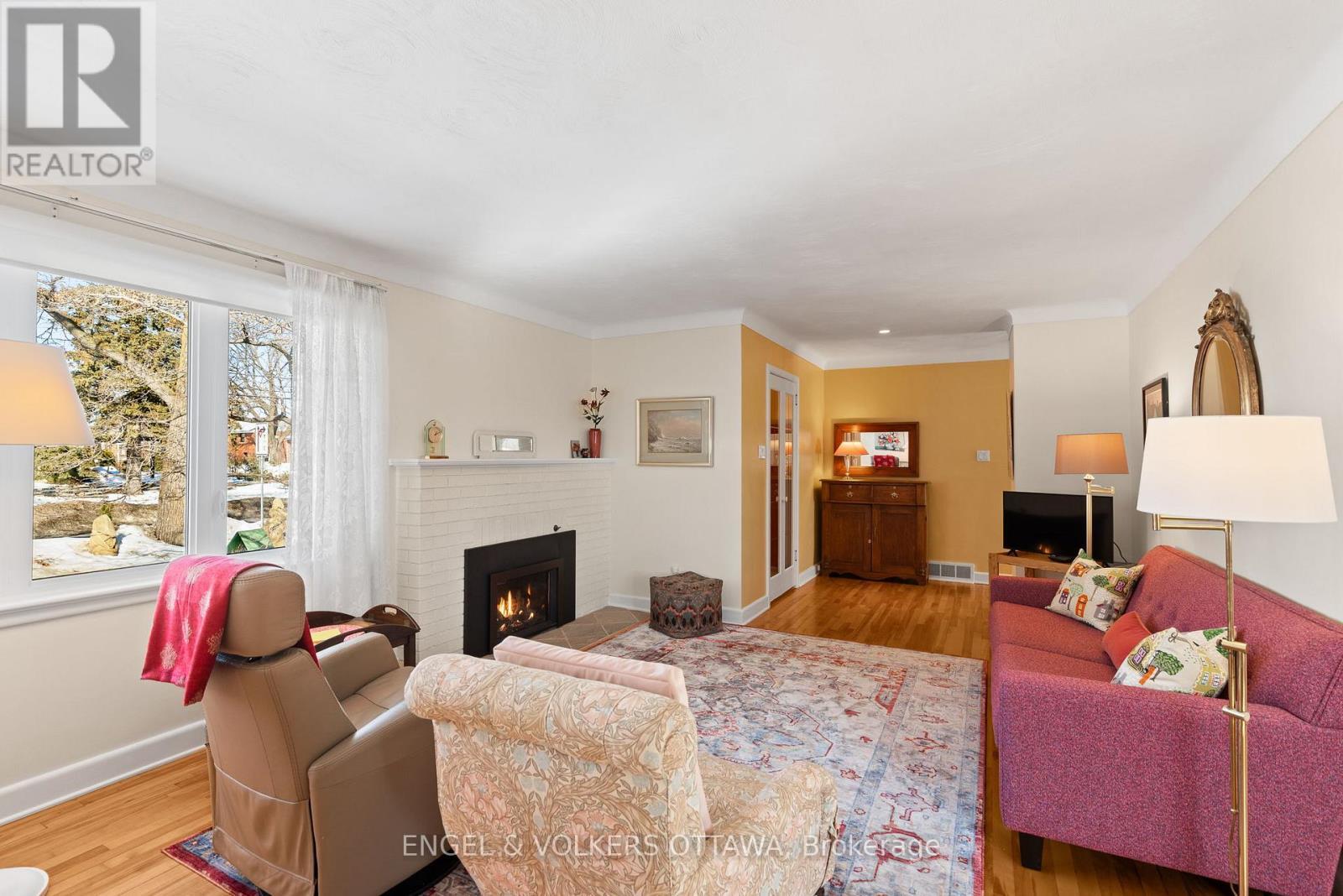 702 Dovercourt Avenue, Ottawa, ON - Indoor Photo Showing Living Room With Fireplace