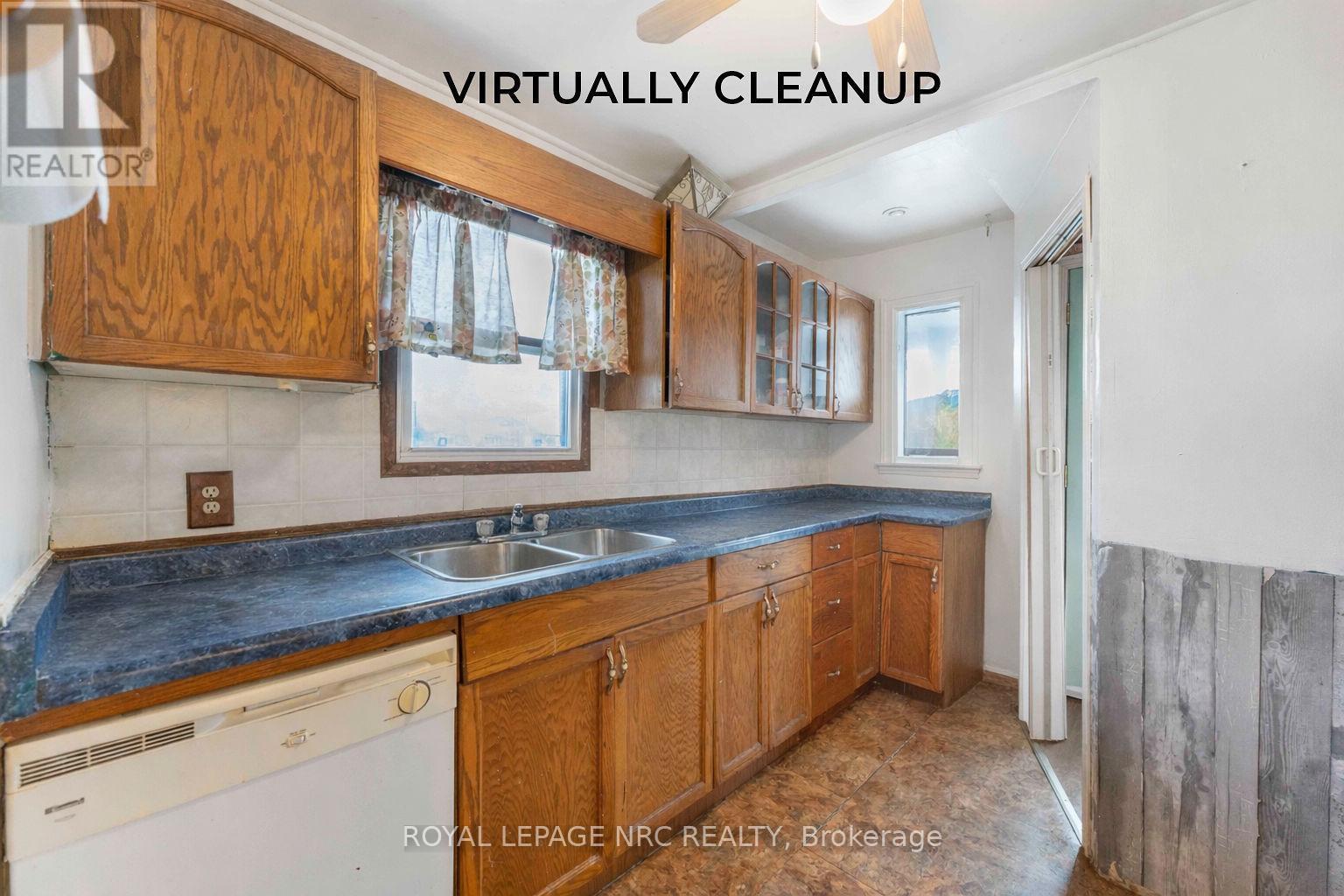 32 Ambrose Street, St. Catharines (Ridley), ON - Indoor Photo Showing Kitchen With Double Sink