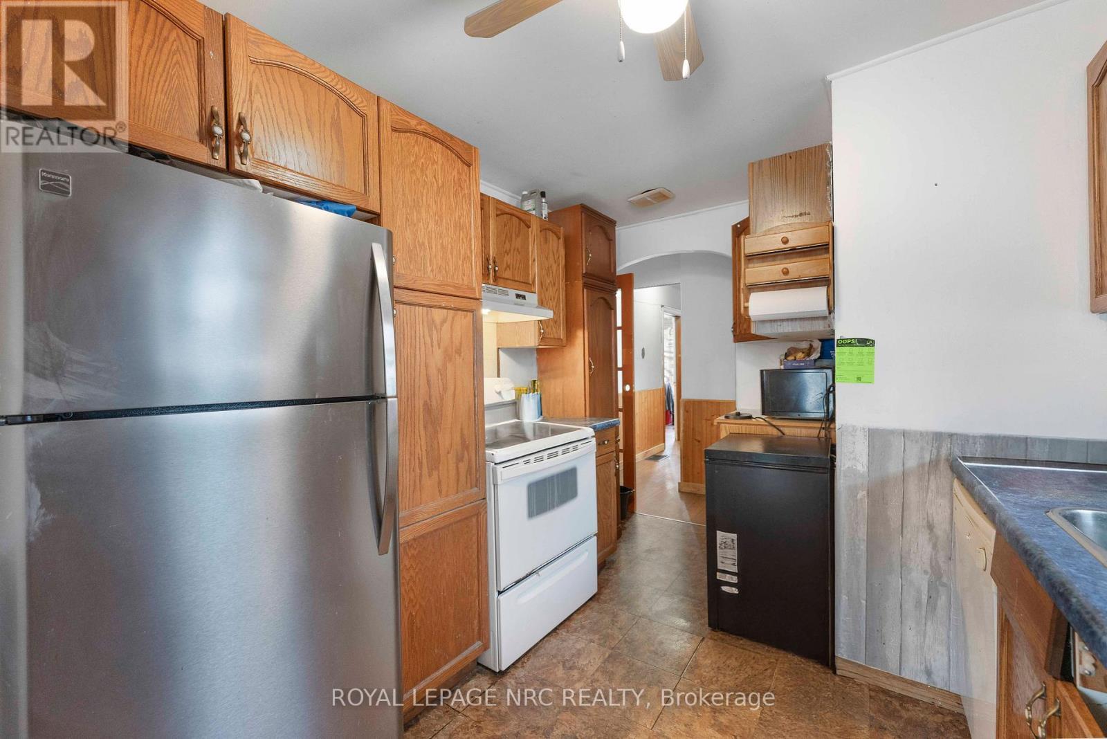 32 Ambrose Street, St. Catharines (Ridley), ON - Indoor Photo Showing Kitchen