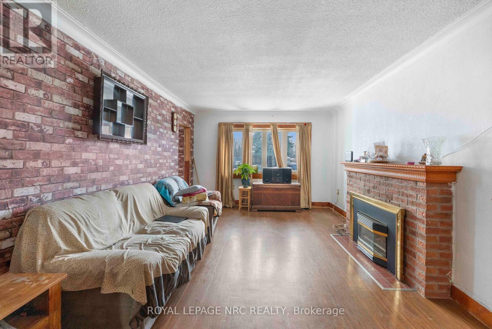 32 Ambrose Street, St. Catharines (Ridley), ON - Indoor Photo Showing Living Room With Fireplace