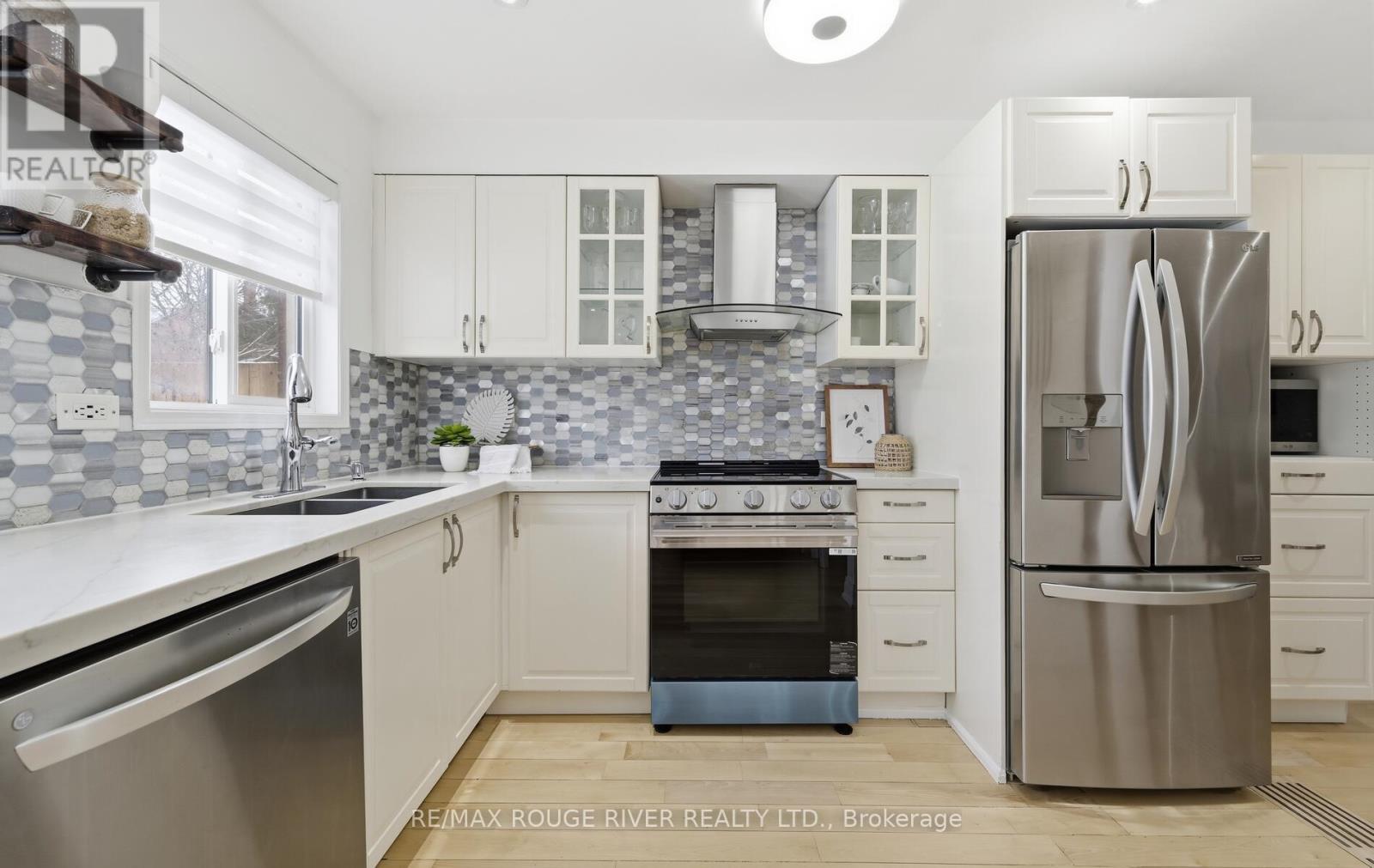 7 Hemans Court, Ajax, ON - Indoor Photo Showing Kitchen With Double Sink