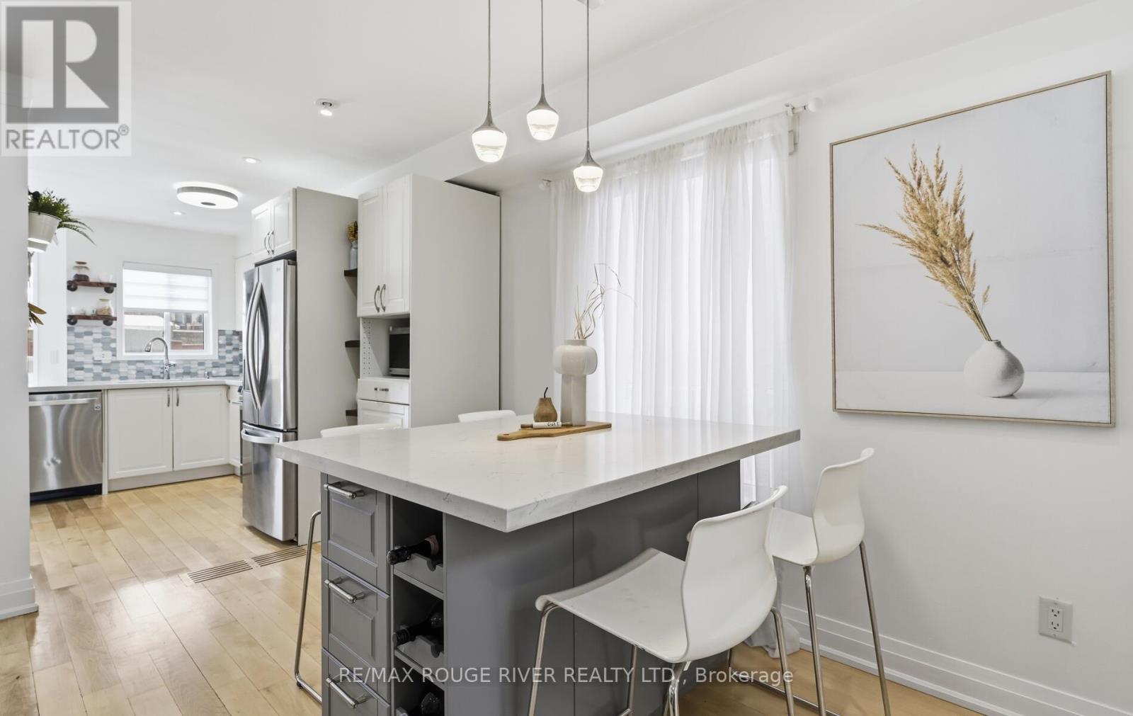 7 Hemans Court, Ajax, ON - Indoor Photo Showing Kitchen With Upgraded Kitchen