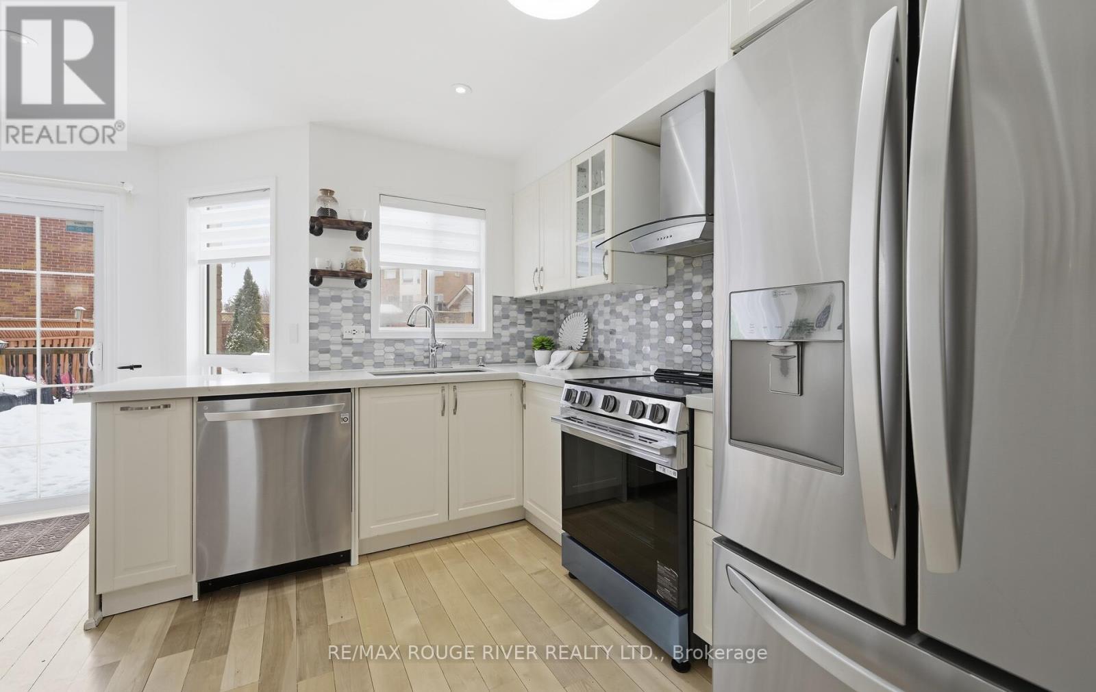 7 Hemans Court, Ajax, ON - Indoor Photo Showing Kitchen With Upgraded Kitchen