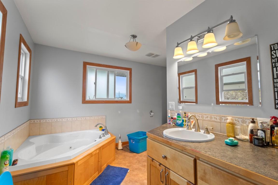 2012 Connel Road, Erickson, BC - Indoor Photo Showing Bathroom