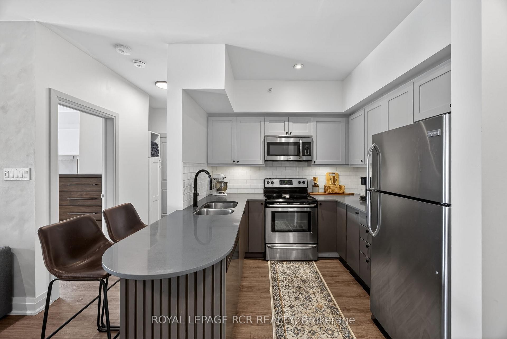 105-5 Greenwich Street, Barrie, ON - Indoor Photo Showing Kitchen With Double Sink With Upgraded Kitchen