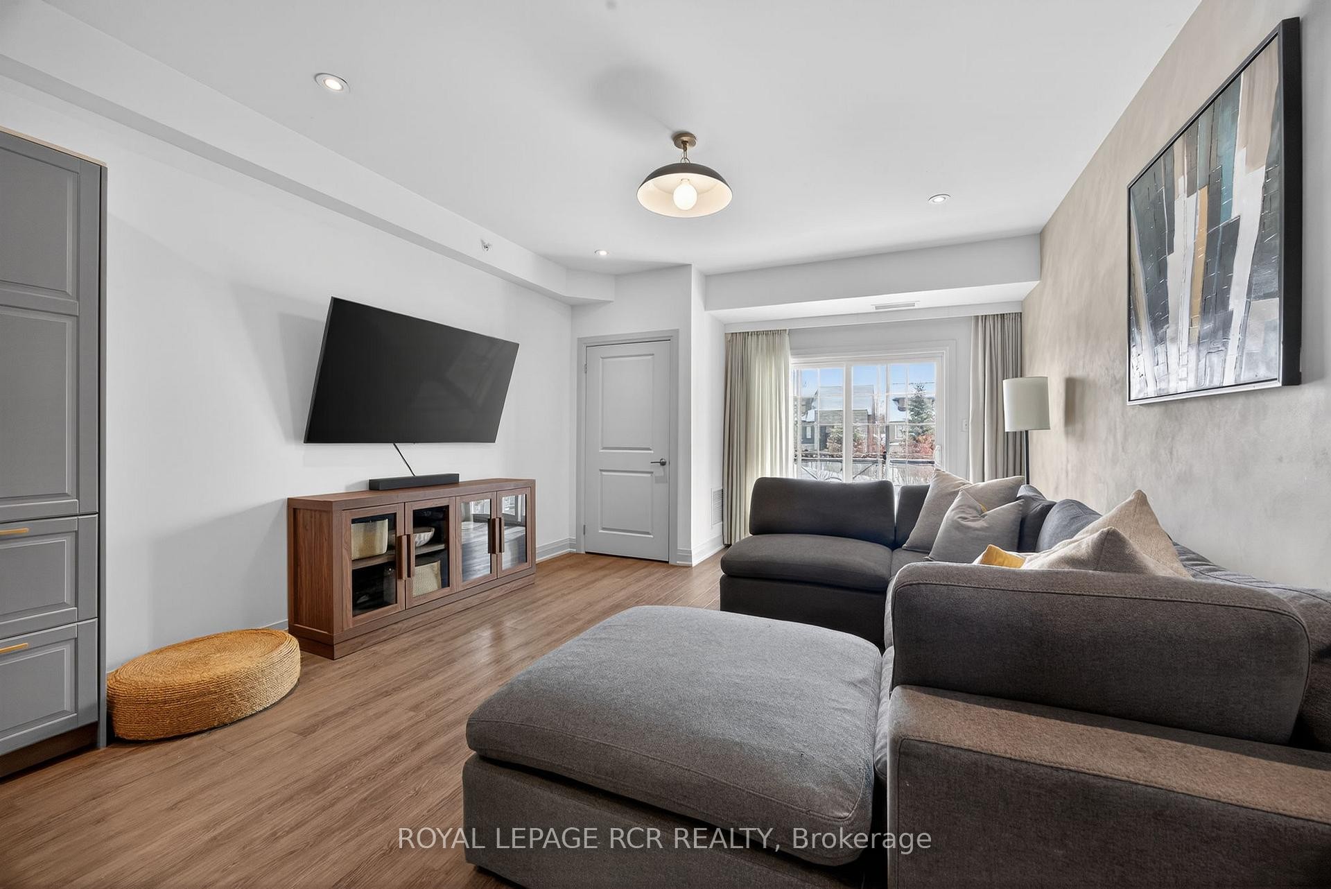 105-5 Greenwich Street, Barrie, ON - Indoor Photo Showing Living Room