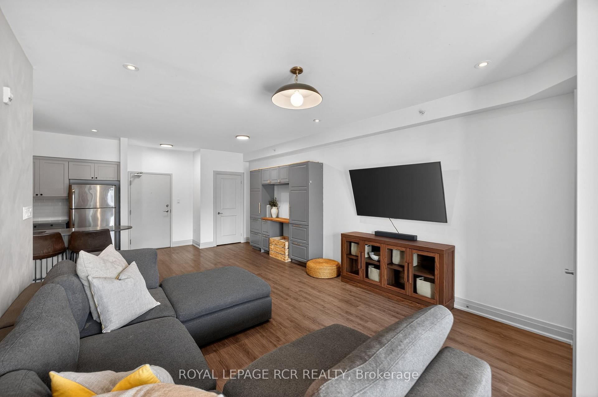 105-5 Greenwich Street, Barrie, ON - Indoor Photo Showing Living Room