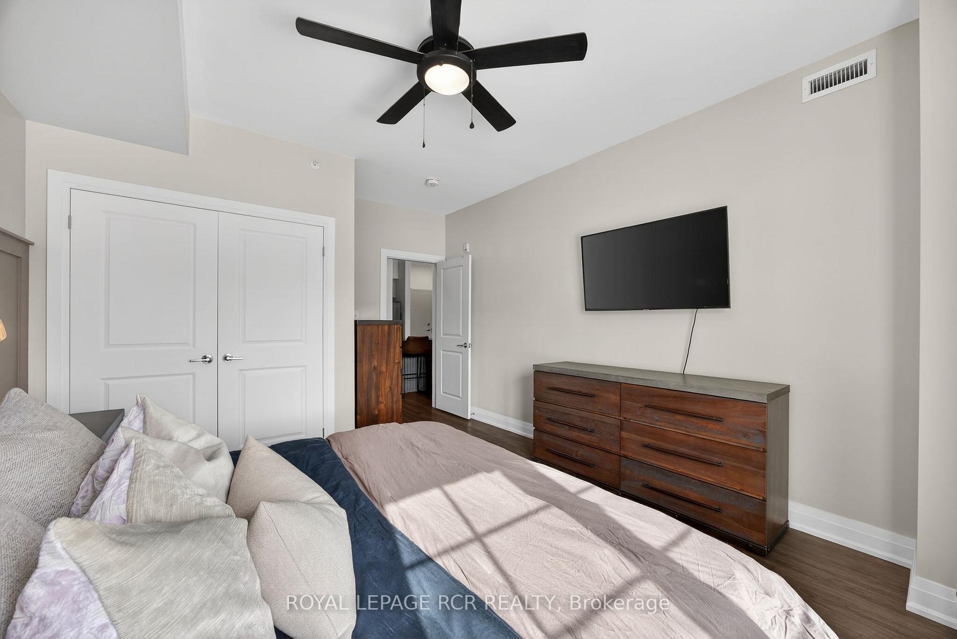 105-5 Greenwich Street, Barrie, ON - Indoor Photo Showing Bedroom